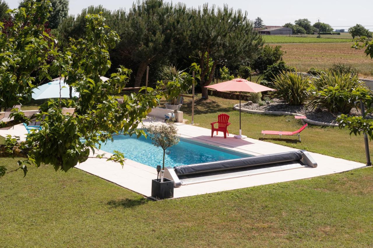 Gite 4 Personnes Avec Piscine Entre Saintes Et Royan Balanzac Exterior photo