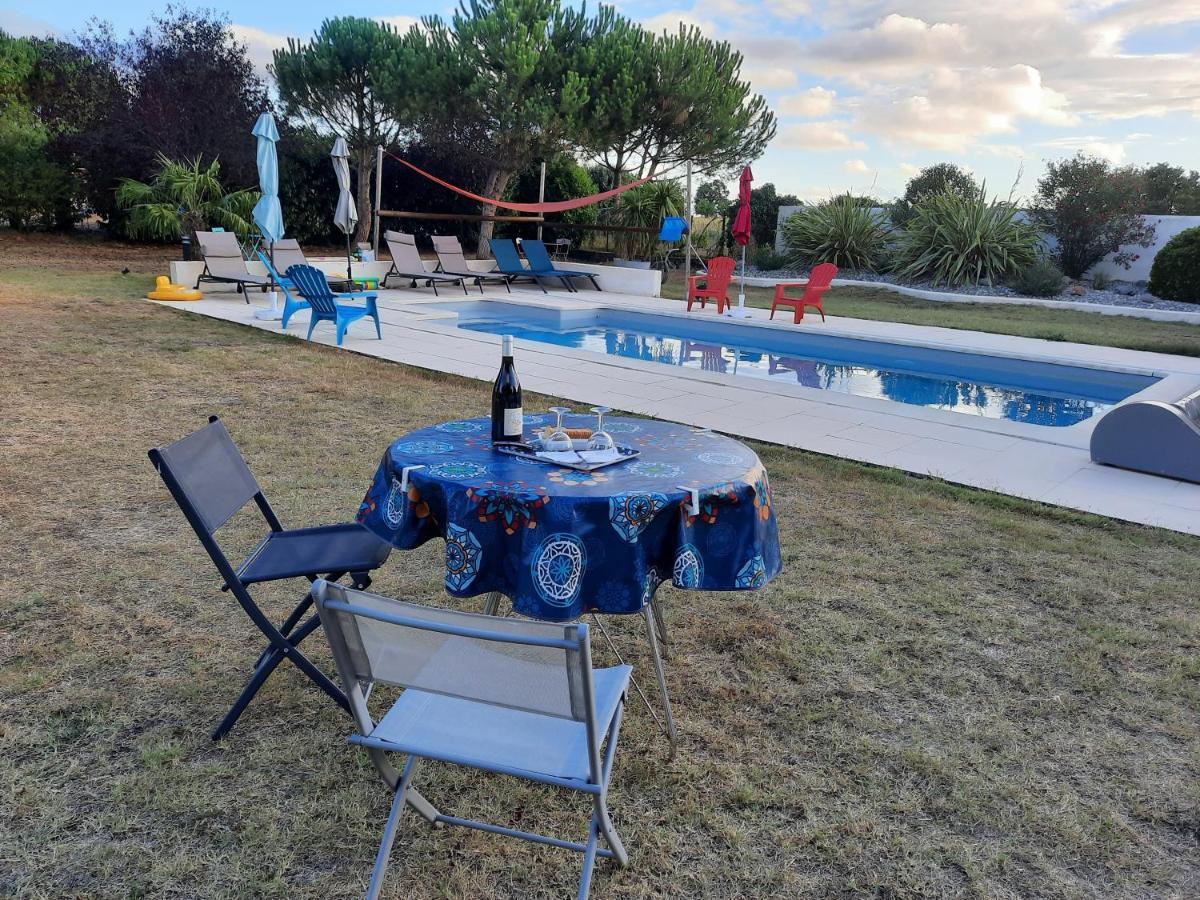 Gite 4 Personnes Avec Piscine Entre Saintes Et Royan Balanzac Exterior photo
